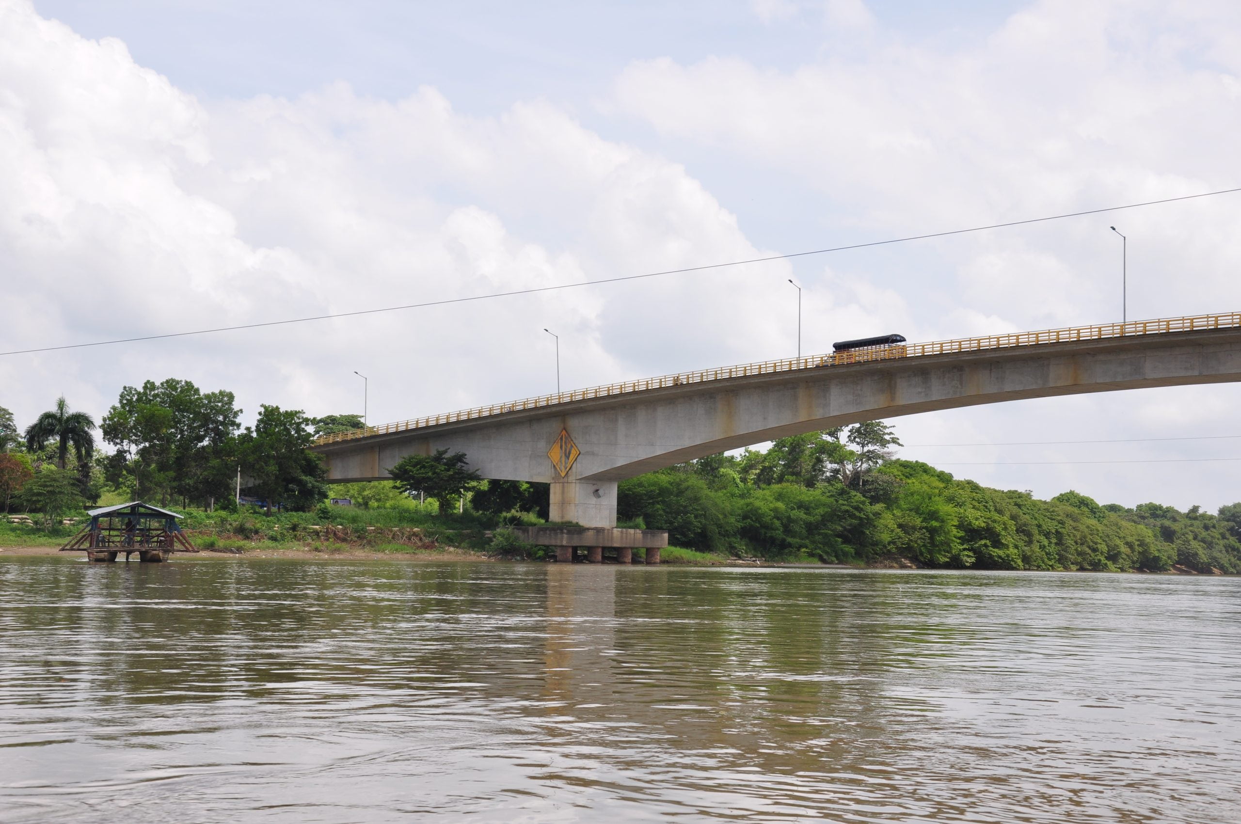 Foto del r&iacute;o sin&uacute; y el puento Segundo Centenario, en Monter&iacute;a