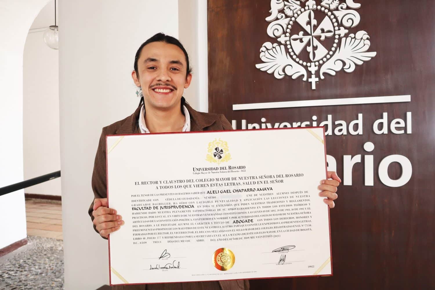 Alel&iacute; Chaparro, primera persona no binaria en recibir diploma de abogade