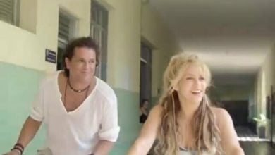 Shakira y Carlos Vives en el video de La Bicicleta