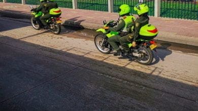 Vista exterior de personas no identificadas que usan equipo policial en Cartagena de Indias, Colombia / Valle de Aburra
