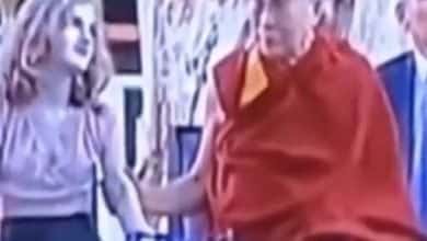 Dal&aacute;i Lama tocando a menor