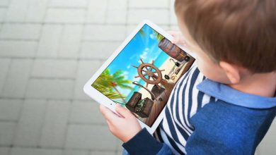 La escena representa la adicci&oacute;n de los ni&ntilde;os jugando y dibujos animados en las tablets y los tel&eacute;fonos m&oacute;viles. / adicci&oacute;n a los videojuegos