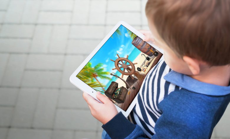 La escena representa la adicción de los niños jugando y dibujos animados en las tablets y los teléfonos móviles. / adicción a los videojuegos