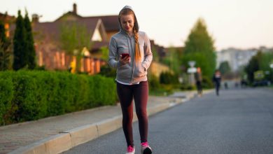 persona caminando y revisando cu&aacute;ntos pasos lleva / pasos diarios
