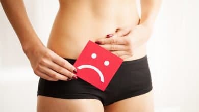 Foto concepto de infecci&oacute;n y problemas vaginales o urinarios. joven mujer sostiene papel con triste sonrisa zona 'v' - Causas de la Picaz&oacute;n en la Vagina - 8 remedios caseros para aliviar la picaz&oacute;n &iacute;ntima