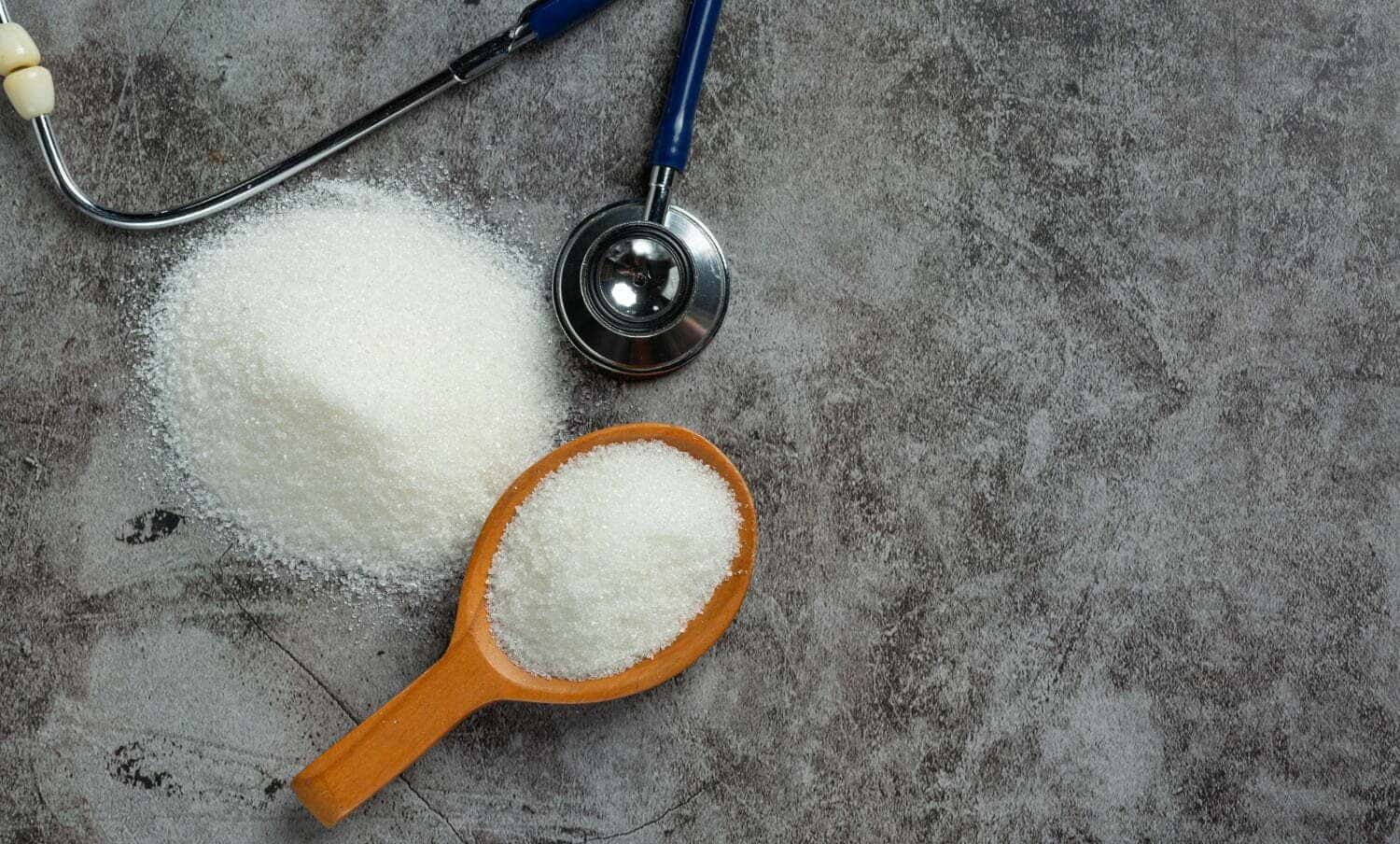 Imagen de az&uacute;car y un estetoscopio para hablar de az&uacute;car saludable