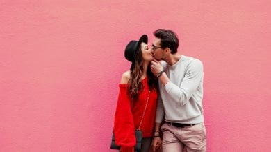 pareja bes&aacute;ndose enamorar / relaci&oacute;n - volver con el ex influencer