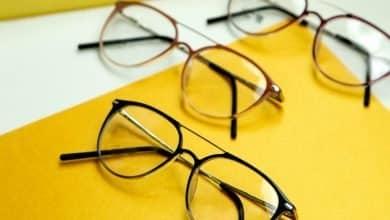 gafas recetadas sobre fondo amarillo