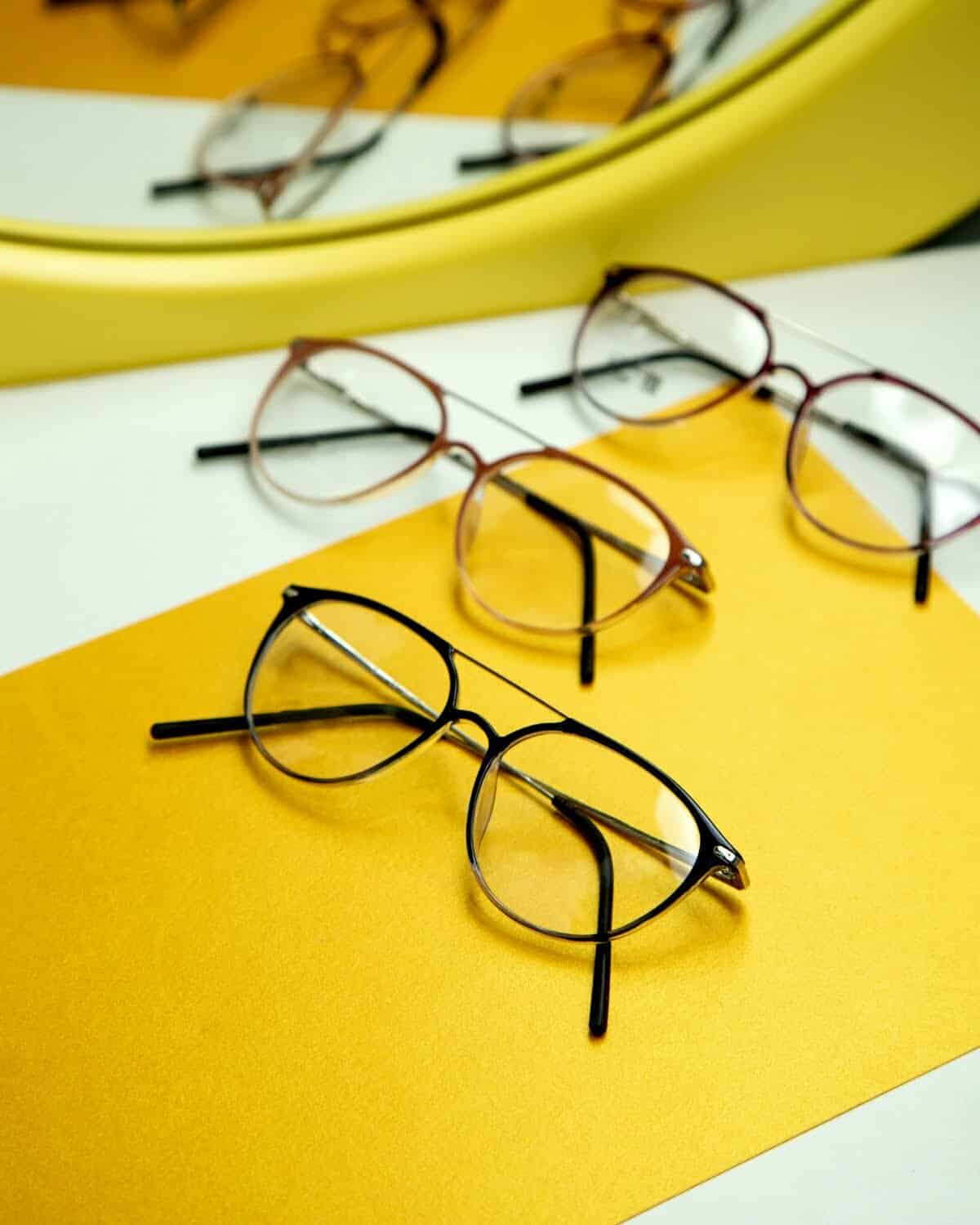 gafas recetadas sobre fondo amarillo