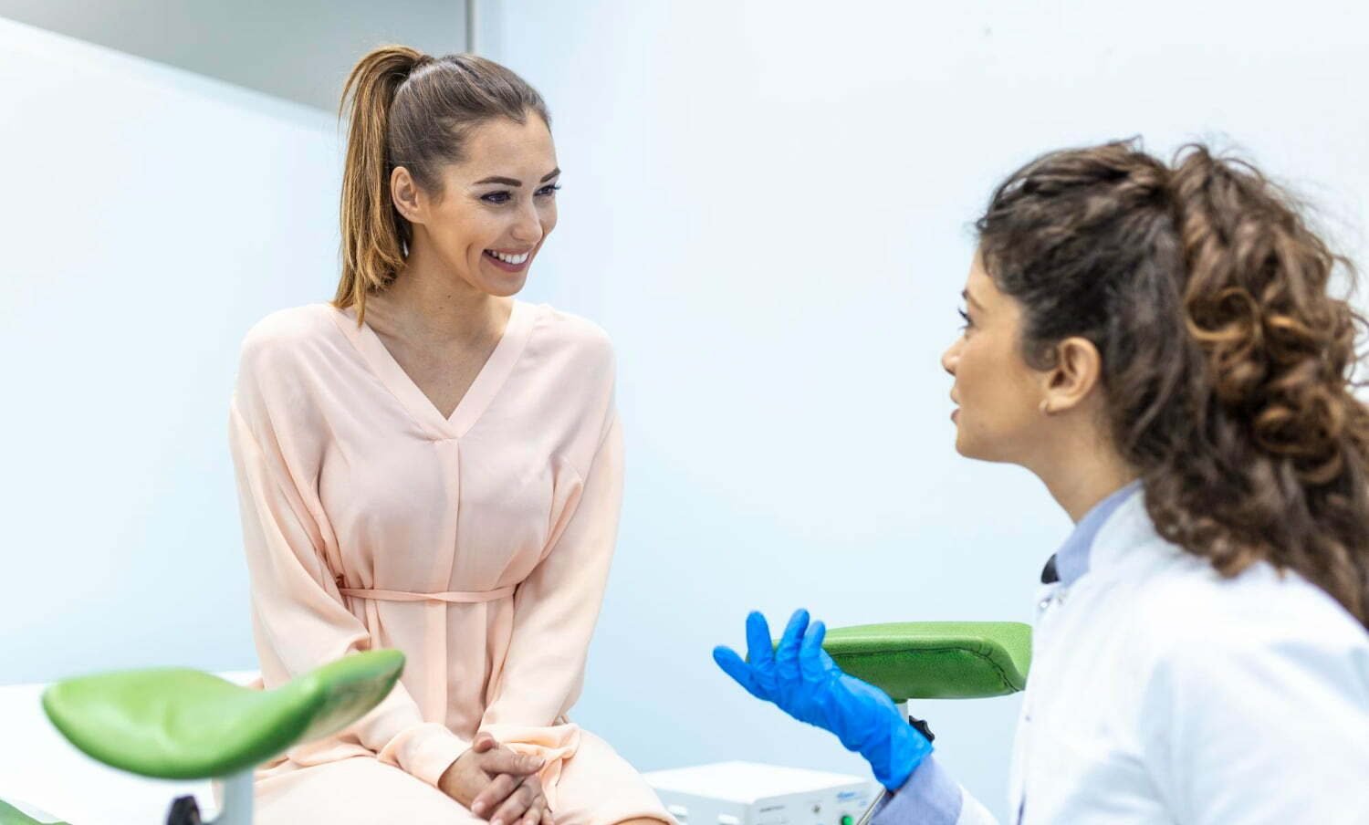 ginecólogo hablando con una paciente joven durante la consulta / sangrado menstrual
