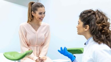 ginec&oacute;logo hablando con una paciente joven durante la consulta / sangrado menstrual / infecci&oacute;n sexual al usar un ba&ntilde;o p&uacute;blico