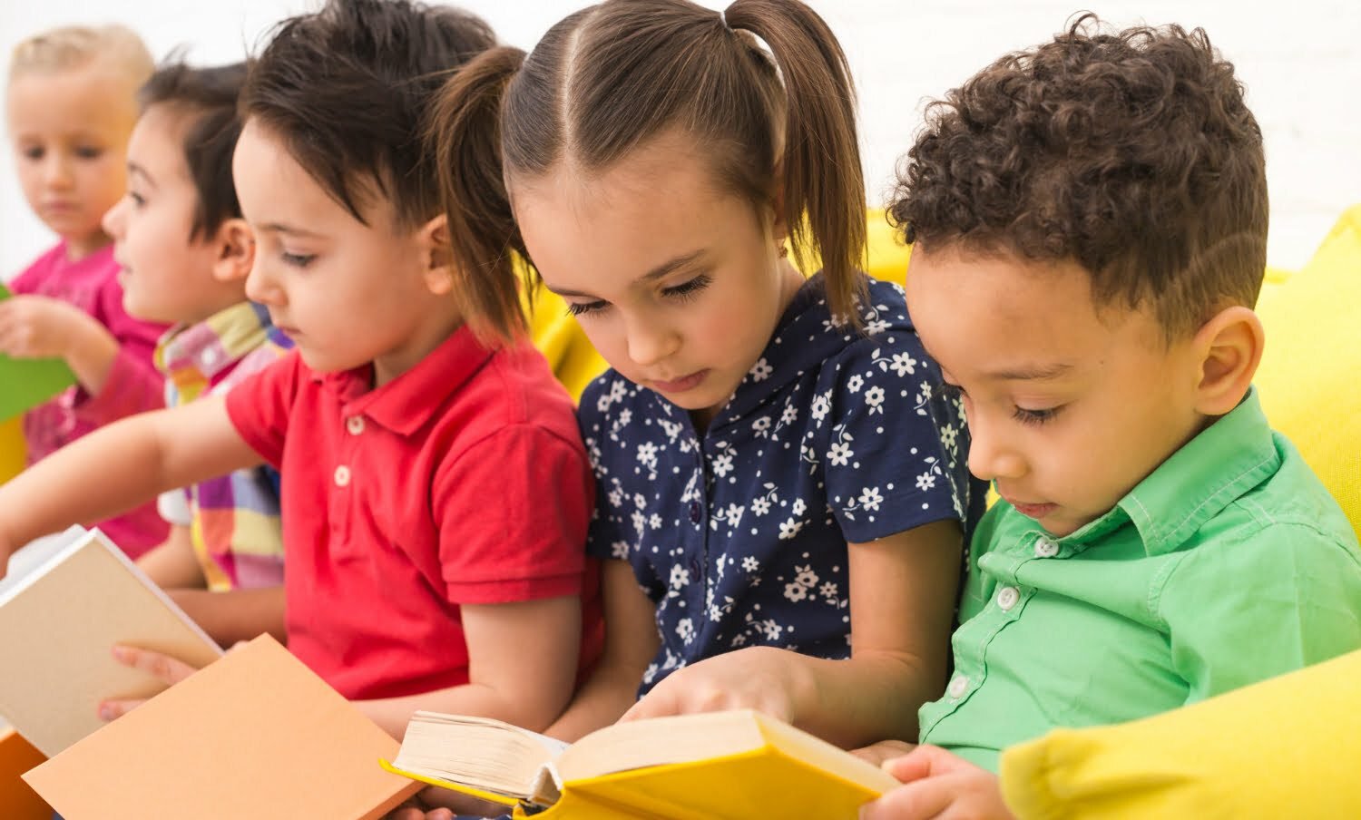 grupo de niños que les fomentan la lectura recuerdos