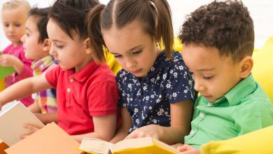 grupo de niños que les fomentan la lectura recuerdos