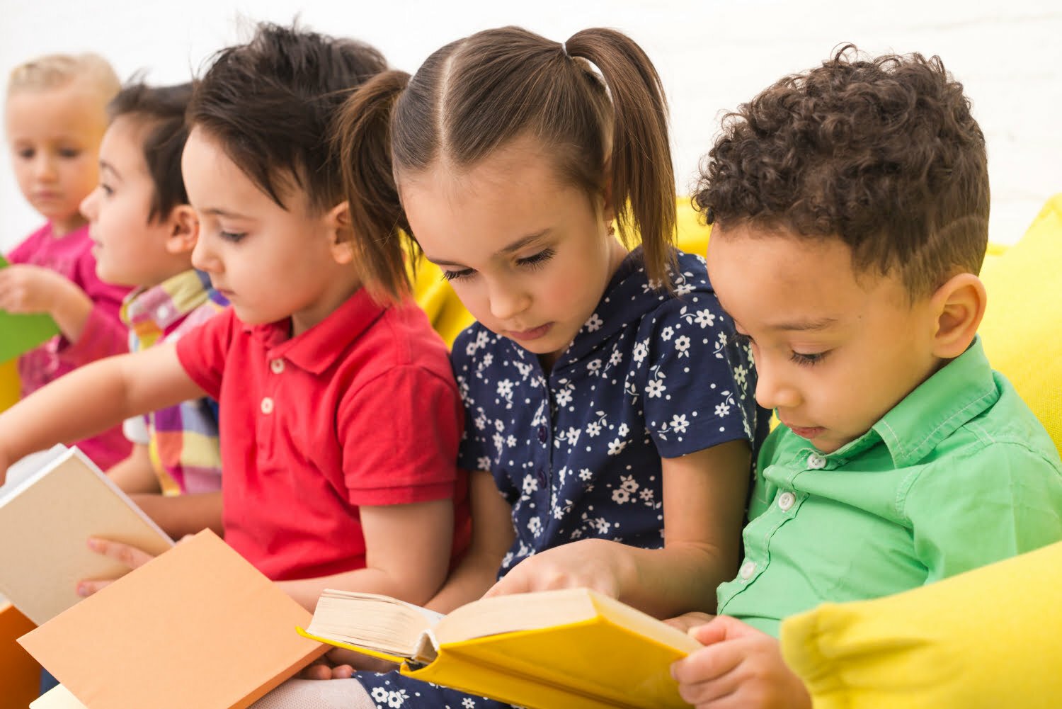 grupo de niños que les fomentan la lectura recuerdos