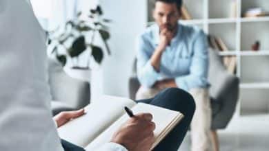 hombre en terapia con el psic&oacute;logo