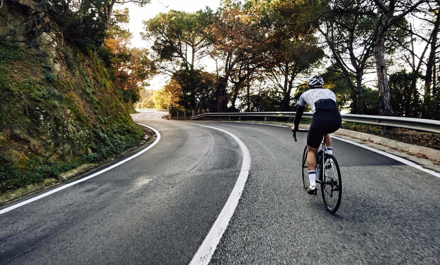 hombre ciclista en bicicleta en la carretera / lesiones en las rodillas