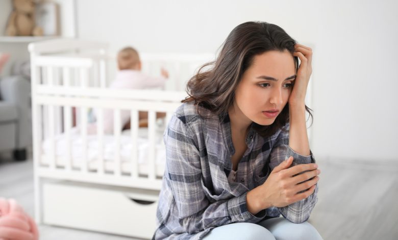 Mujeres jóvenes que sufren depresión posnatal en casa / mal olor corporal después del parto