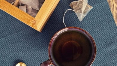 Tetera y taza de t&eacute; con bolsitas de t&eacute; de hierbas que contienen cafe&iacute;na