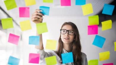 mujer con esquema organizado del d&iacute;a a d&iacute;a