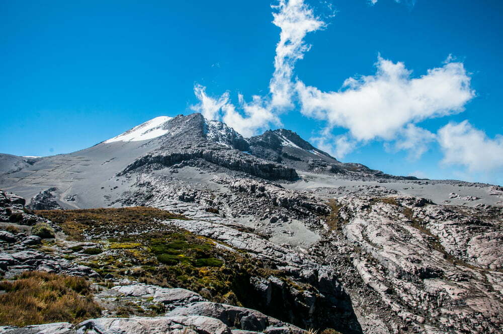volcán Nevado del ruiz está situado cerca de manizales y es una reserva natural impresionante del parque de la nieve | recomendaciones Nevado del Ruiz / volcán