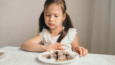 ni&ntilde;a que no quiere comer papilla / men&uacute;