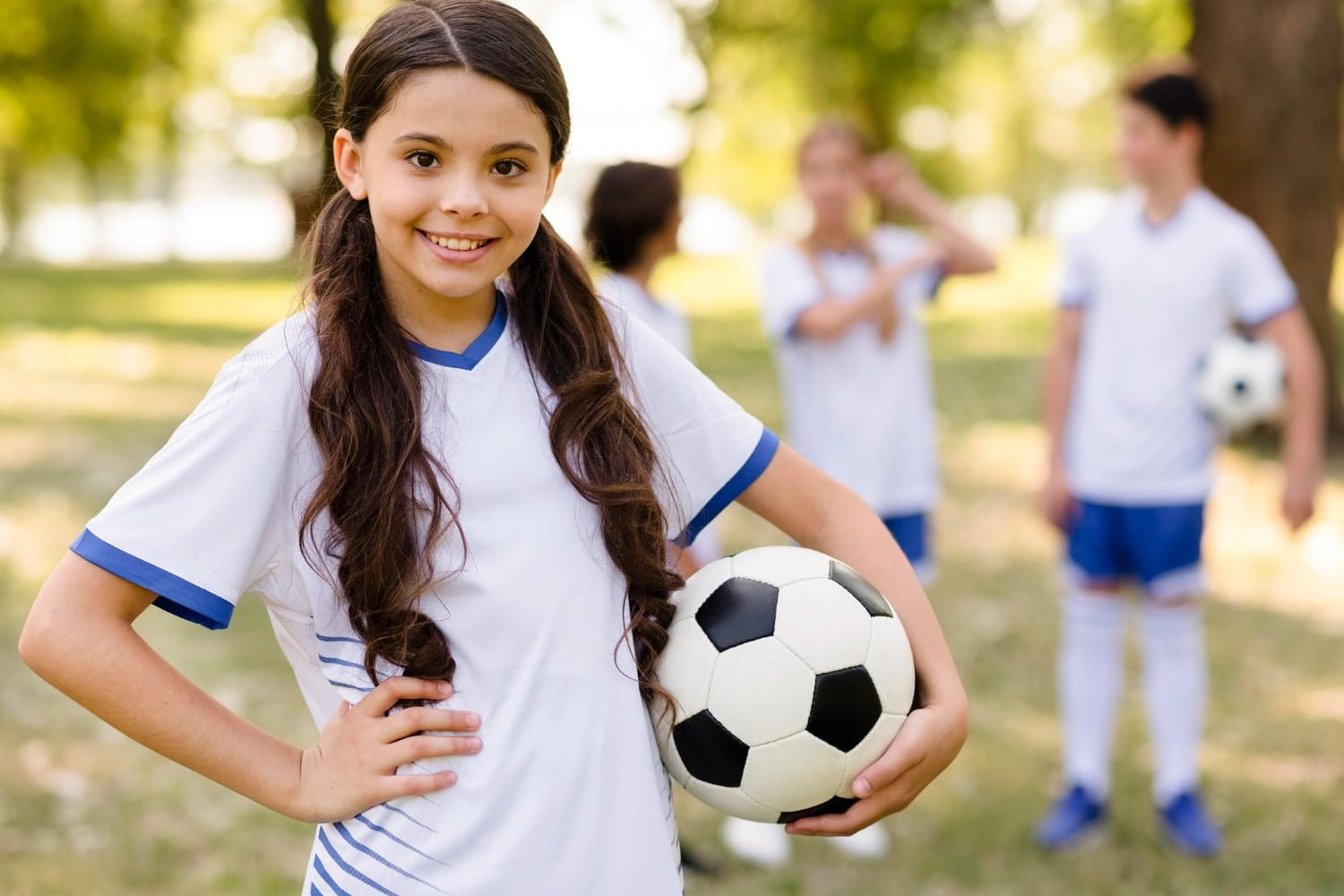 ni&ntilde;a practicando f&uacute;tbol