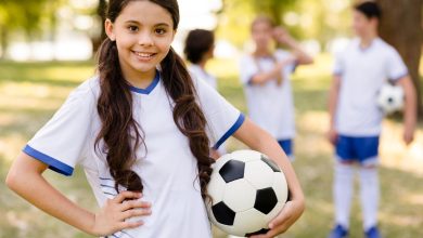 ni&ntilde;a practicando f&uacute;tbol