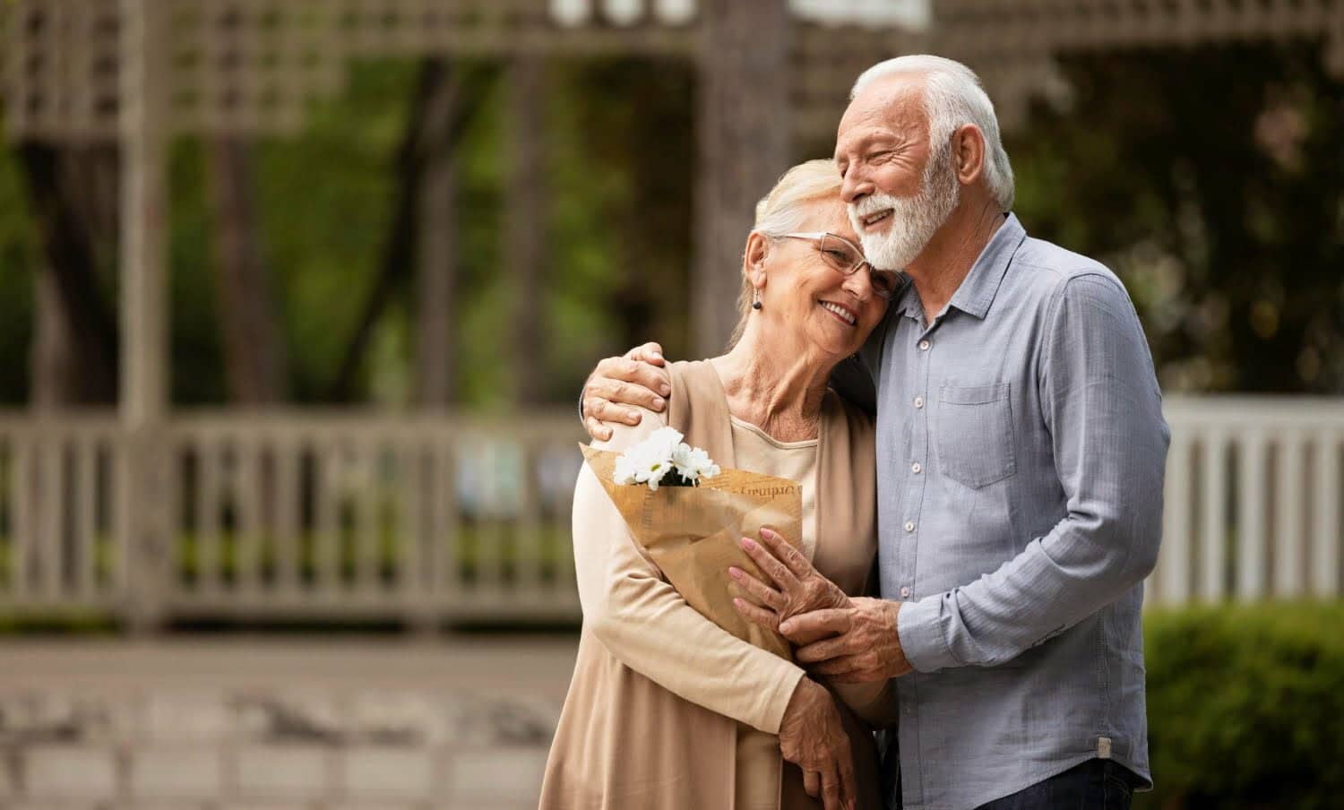 pareja de ancianos felices para siempre / relaci&oacute;n de pareja / hombre en p&uacute;blico