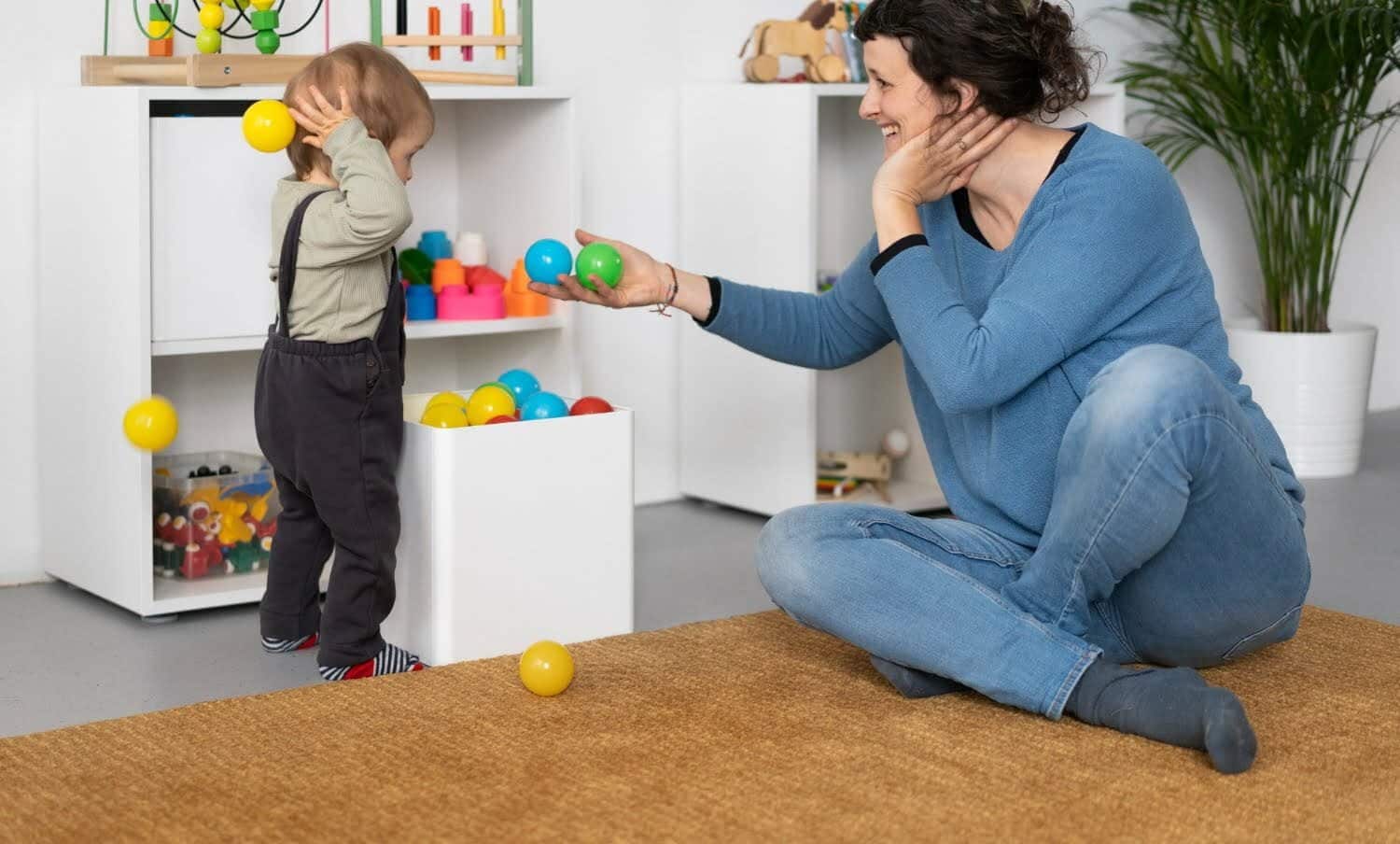 profesor-sonriente-tiro-completo-jugando-nino