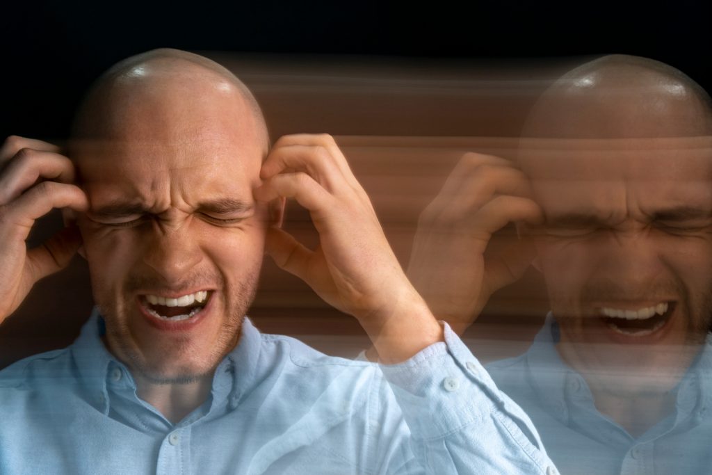 retrato de hombre, sufriendo de esquizofrenia