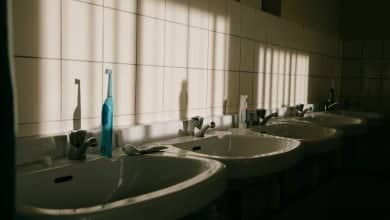 hombre con uniforme de ni&ntilde;a