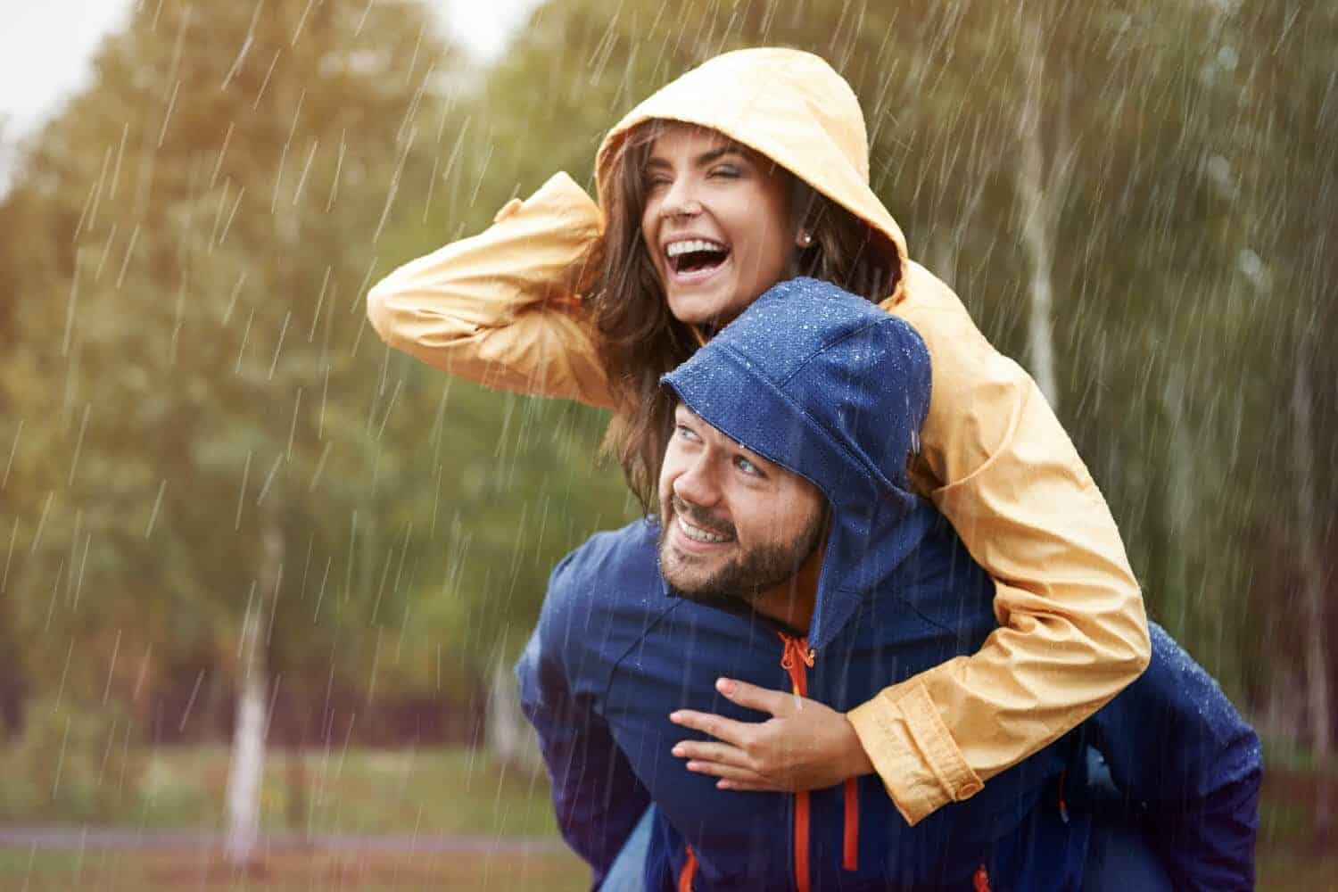 pareja que decidi&oacute; ba&ntilde;arse en la lluvia / Ser feliz / relaciones duraderas / felices / batido de agraz / agua de apio con lim&oacute;n / hormonas de la felicidad