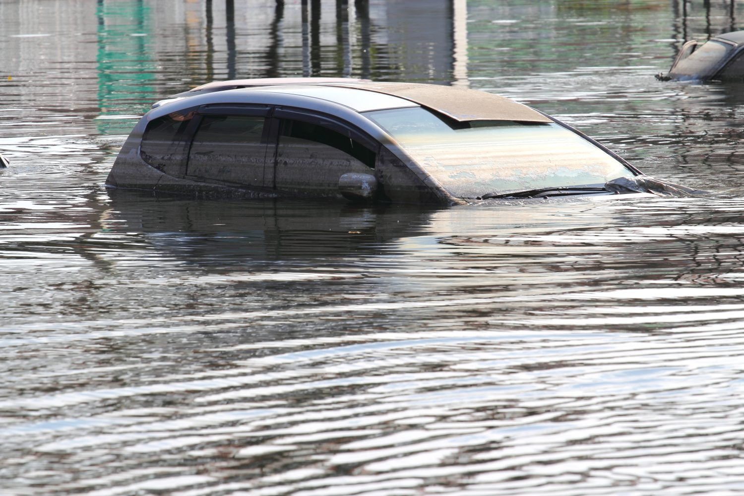 automóvil sumergido en un lago / ciudades