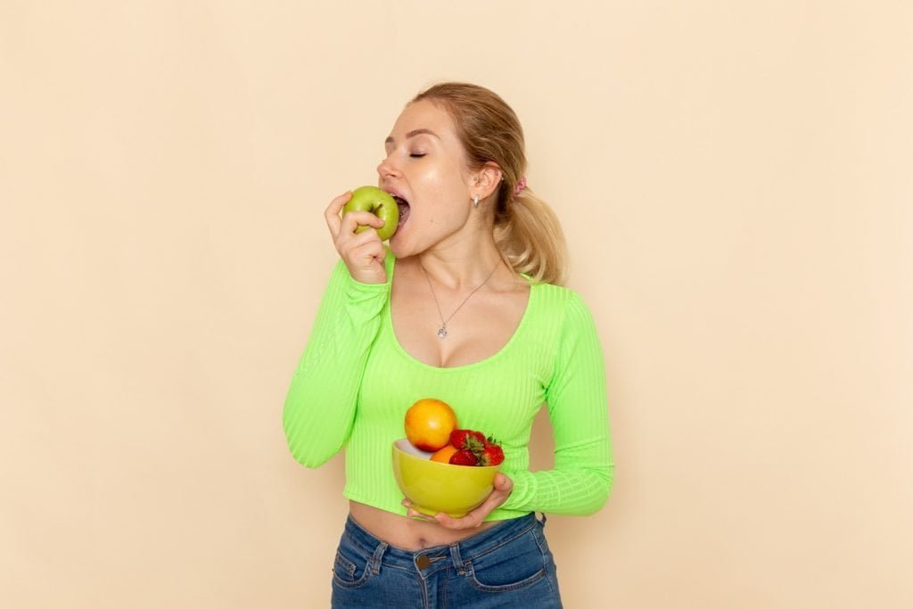 joven comiendo fruta / Frutas y verduras / &iquest;Realmente es una buena idea comer la manzana con piel?