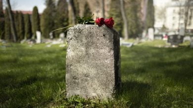 vista de l&aacute;pida con flores cementerio