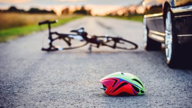 Bicicleta y casco en la carretera luego que un auto atropellara a un ciclista / Ana Mar&iacute;a Bustamante
