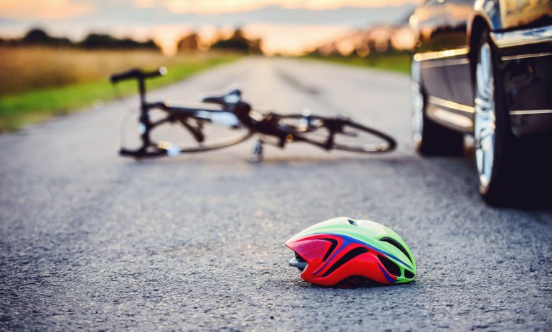 Bicicleta y casco en la carretera luego que un auto atropellara a un ciclista / Ana María Bustamante