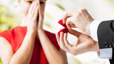 imagen de pareja con anillo de boda y caja de regalo / anillo de compromiso