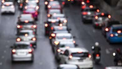 atasco de tr&aacute;nsito y ruido del tr&aacute;fico lleno de gente en la carretera