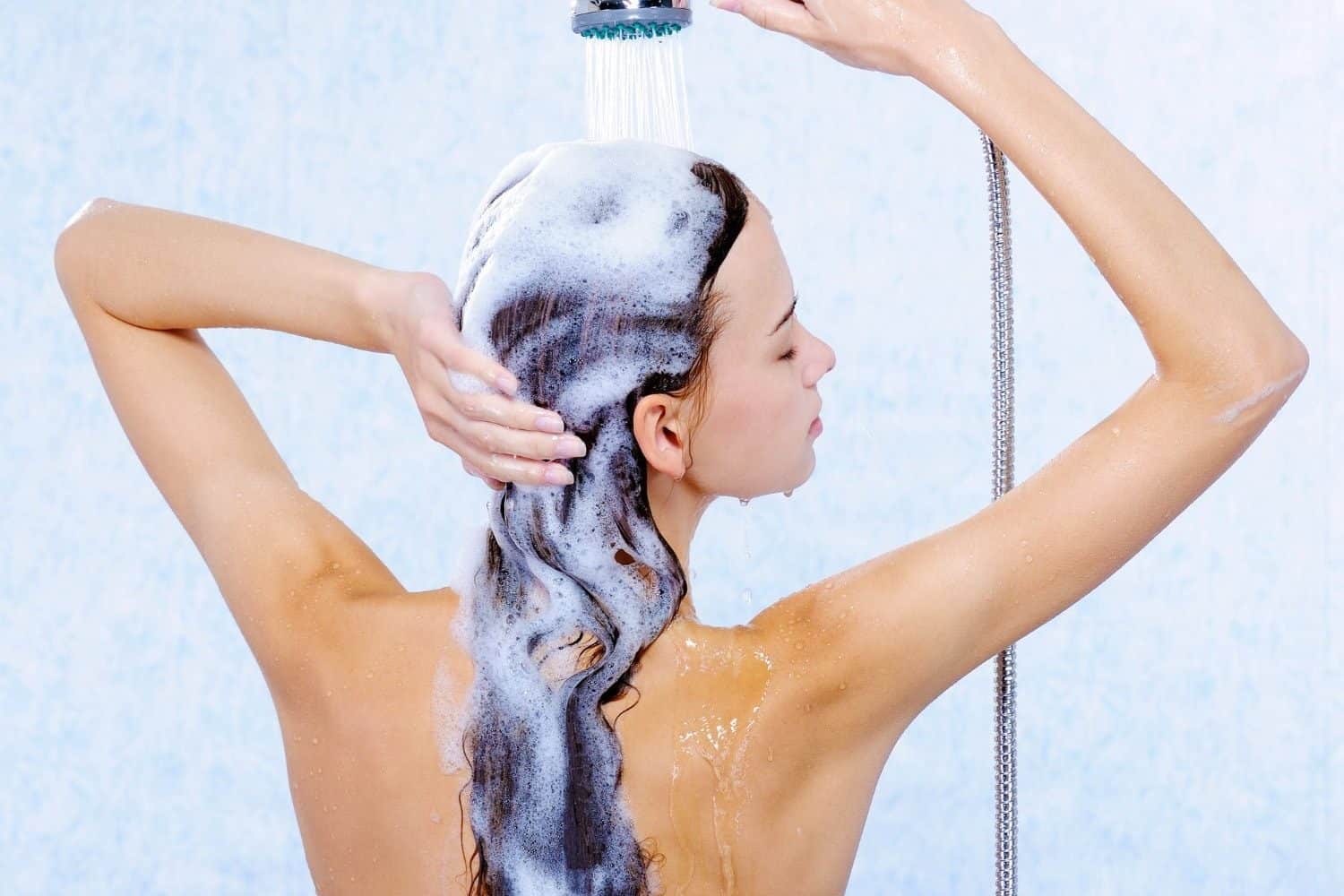 mujer lavando su cabello con el shampoo adecuado