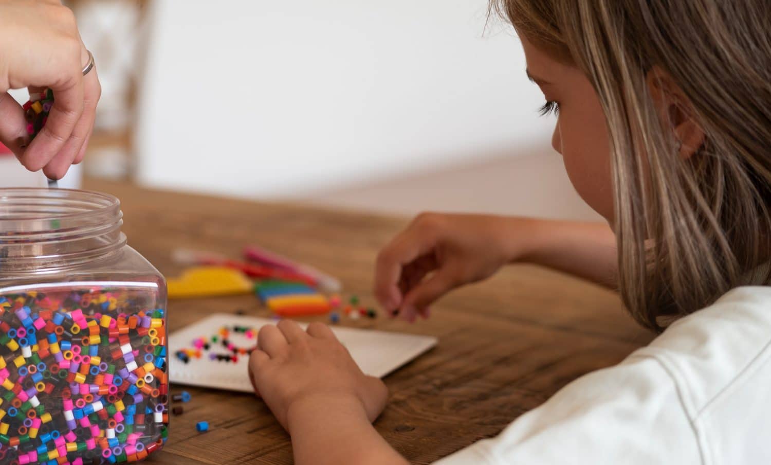 ni&ntilde;a trabajando la motricidad fina