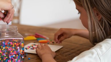 ni&ntilde;a trabajando la motricidad fina