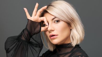 mujer con cabello negro y rubio