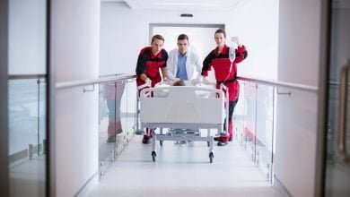 doctores atendiendo una emergencia m&eacute;dica