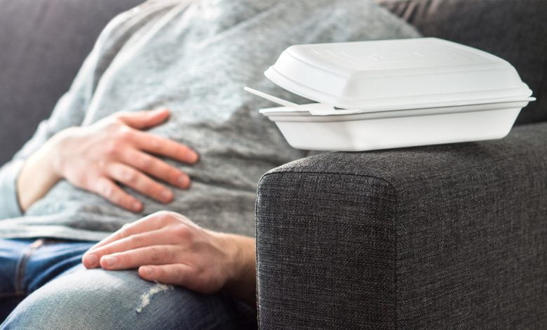 Hombre con dolor de est&oacute;mago o problema de digesti&oacute;n / est&oacute;mago vac&iacute;o / sue&ntilde;o despu&eacute;s de comer