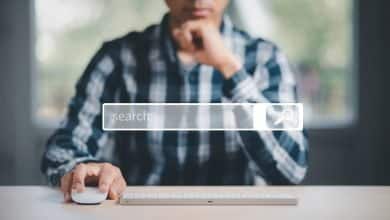 las manos del hombre est&aacute;n usando un teclado de computadora para buscar informaci&oacute;n / exhabitantes de calle