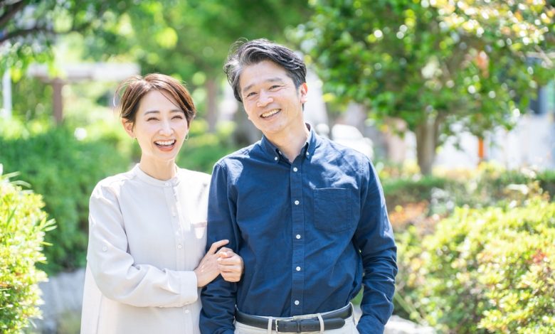 Edad media pareja asi&aacute;tica / h&aacute;bitos japoneses / Navidad / felicidad