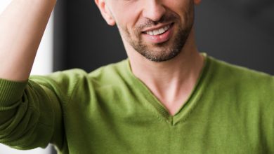 hombre con canas desde joven