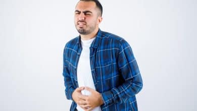 hombre con inflamaci&oacute;n del colon