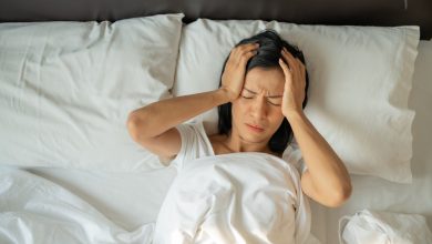 mujer con apnea del sueño sin poder descansar bien / dolores de cabeza / golpe en la cabeza - pesadilla